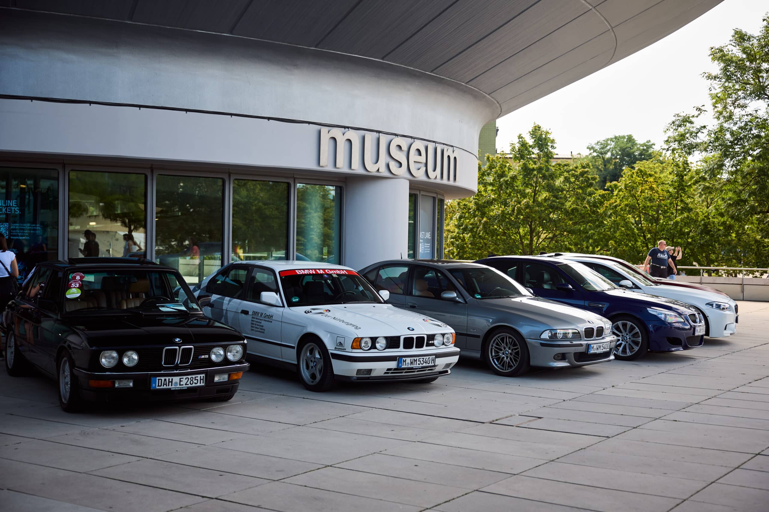 BMW M5 vor dem BMW Museum